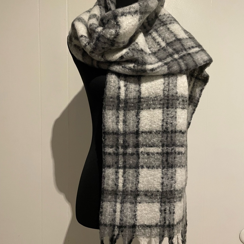 Old Navy Monochrome Plaid Scarf NWOT